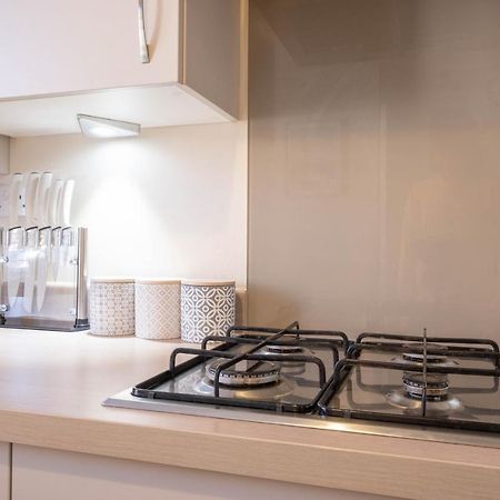 Beautiful And Comfortable Home Away From Home With Free Parking, Fast Wifi And White Crisp Hotel Standard Linen Hosted By Our Home Short Stays Northampton Bagian luar foto