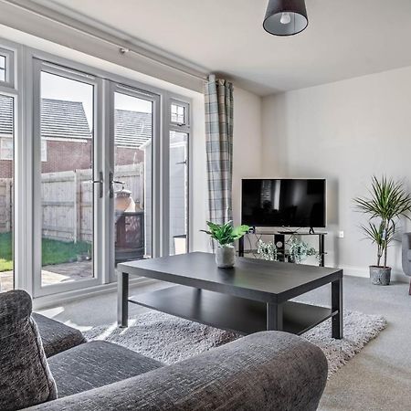 Beautiful And Comfortable Home Away From Home With Free Parking, Fast Wifi And White Crisp Hotel Standard Linen Hosted By Our Home Short Stays Northampton Bagian luar foto