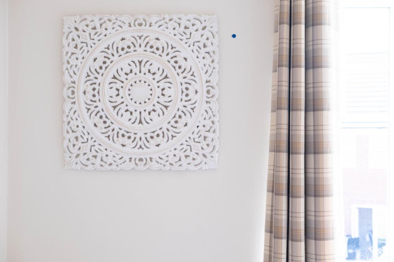 Beautiful And Comfortable Home Away From Home With Free Parking, Fast Wifi And White Crisp Hotel Standard Linen Hosted By Our Home Short Stays Northampton Bagian luar foto