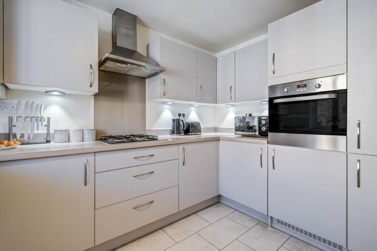 Beautiful And Comfortable Home Away From Home With Free Parking, Fast Wifi And White Crisp Hotel Standard Linen Hosted By Our Home Short Stays Northampton Bagian luar foto