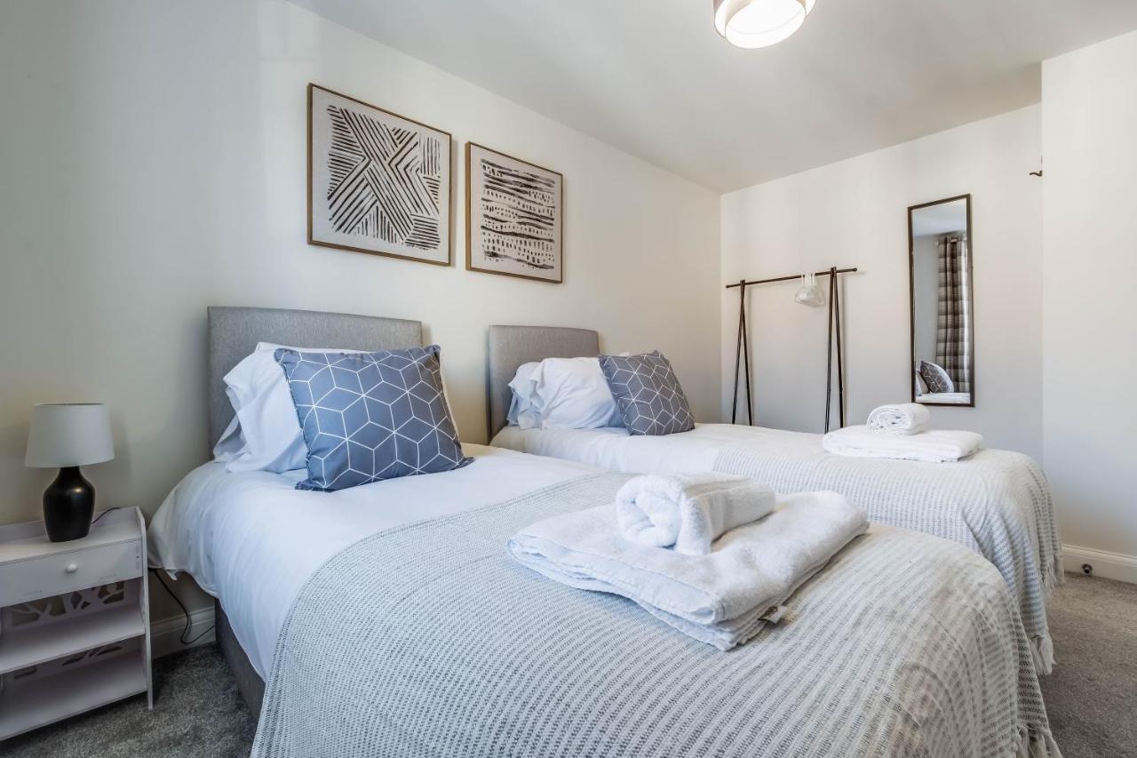 Beautiful And Comfortable Home Away From Home With Free Parking, Fast Wifi And White Crisp Hotel Standard Linen Hosted By Our Home Short Stays Northampton Bagian luar foto