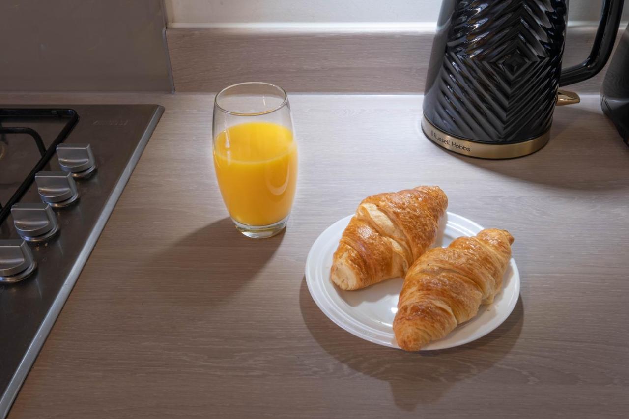Beautiful And Comfortable Home Away From Home With Free Parking, Fast Wifi And White Crisp Hotel Standard Linen Hosted By Our Home Short Stays Northampton Bagian luar foto