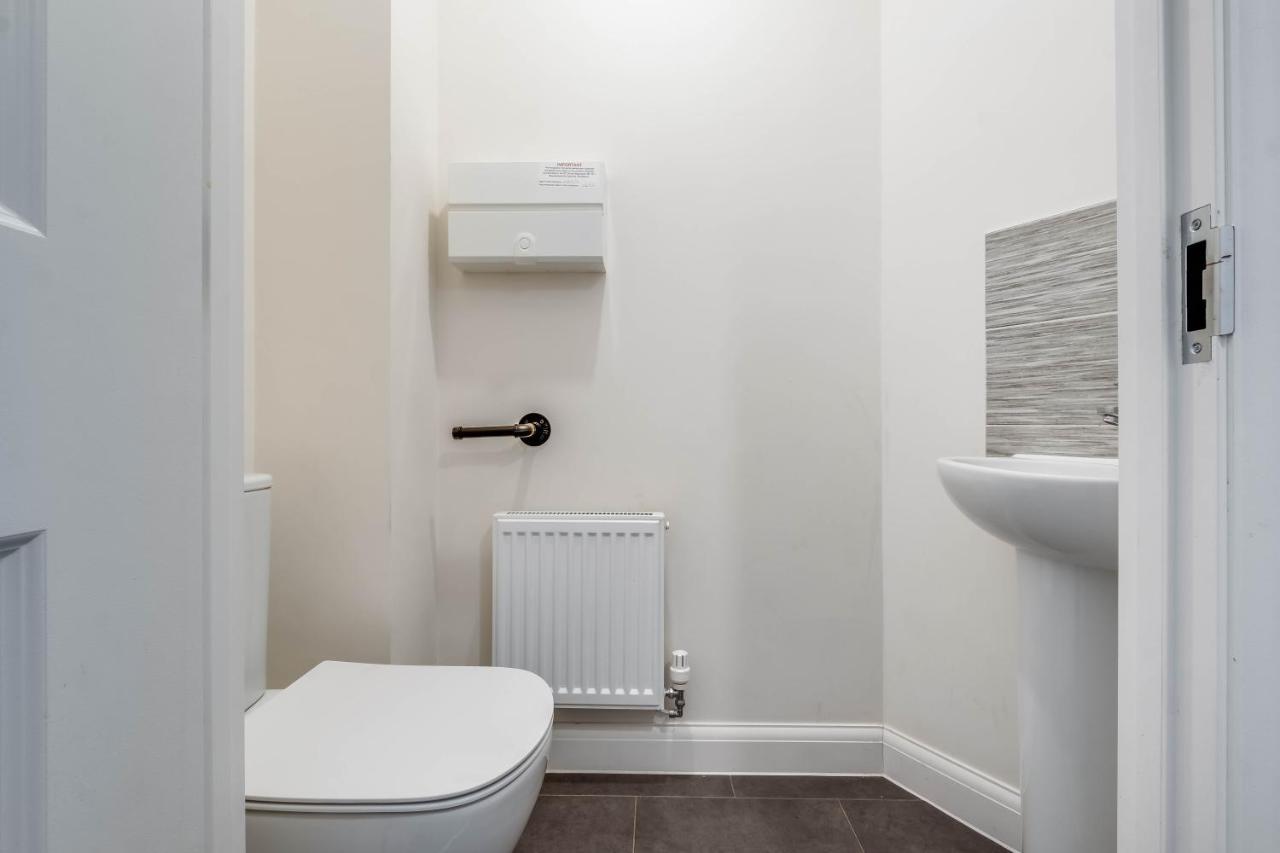 Beautiful And Comfortable Home Away From Home With Free Parking, Fast Wifi And White Crisp Hotel Standard Linen Hosted By Our Home Short Stays Northampton Bagian luar foto
