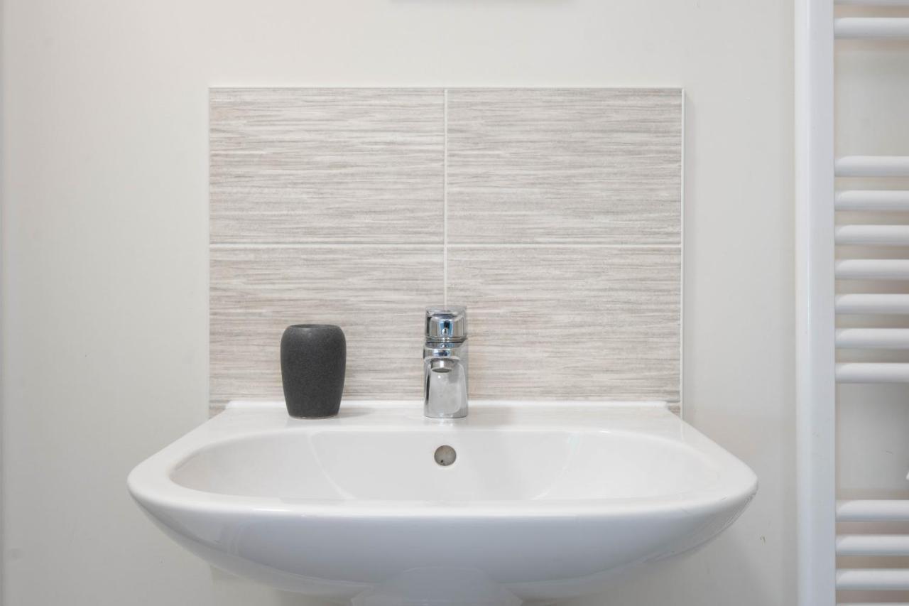 Beautiful And Comfortable Home Away From Home With Free Parking, Fast Wifi And White Crisp Hotel Standard Linen Hosted By Our Home Short Stays Northampton Bagian luar foto