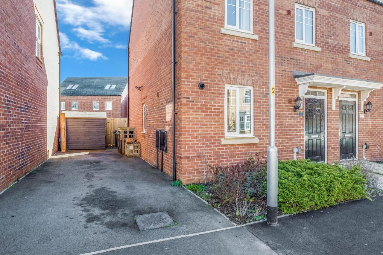 Beautiful And Comfortable Home Away From Home With Free Parking, Fast Wifi And White Crisp Hotel Standard Linen Hosted By Our Home Short Stays Northampton Bagian luar foto