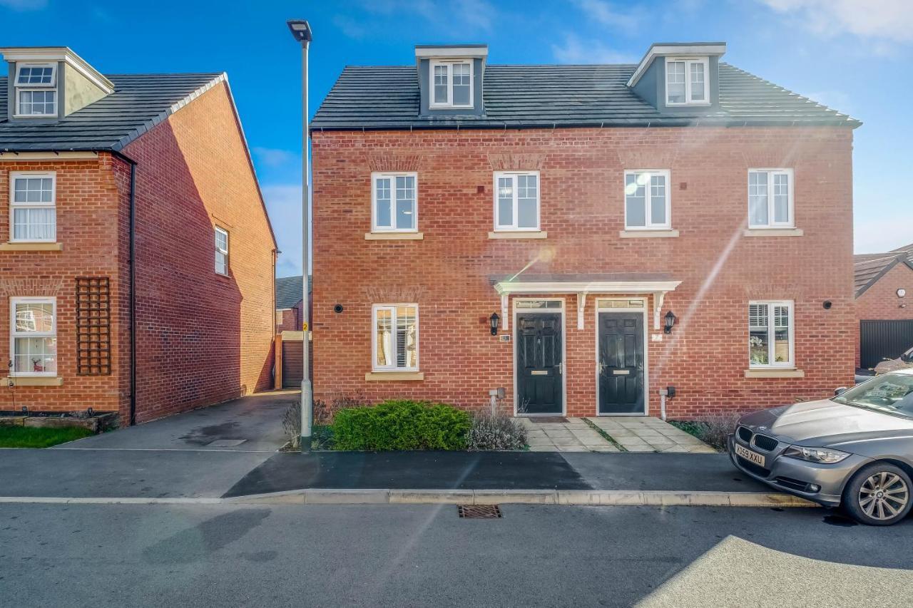 Beautiful And Comfortable Home Away From Home With Free Parking, Fast Wifi And White Crisp Hotel Standard Linen Hosted By Our Home Short Stays Northampton Bagian luar foto