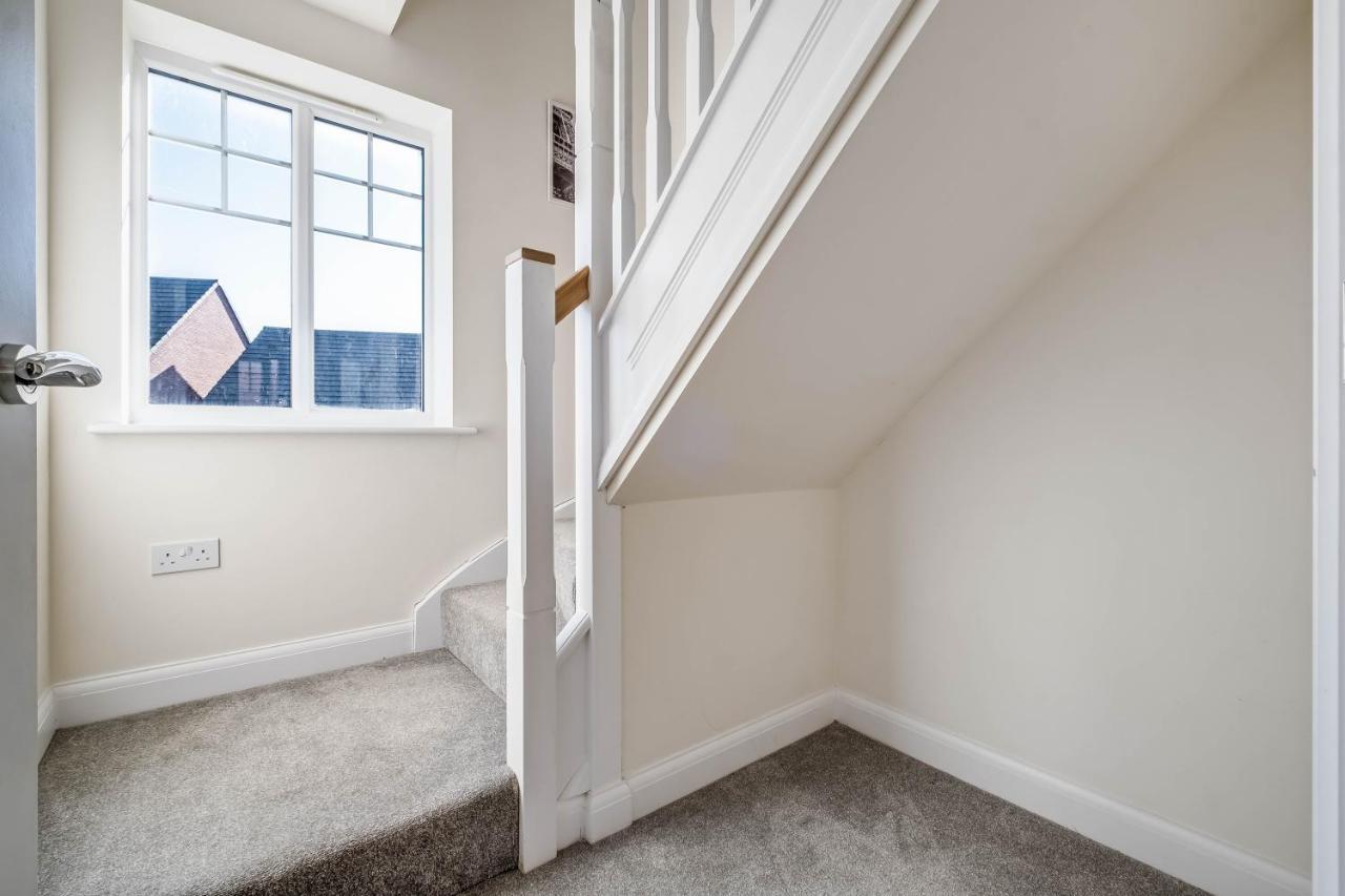 Beautiful And Comfortable Home Away From Home With Free Parking, Fast Wifi And White Crisp Hotel Standard Linen Hosted By Our Home Short Stays Northampton Bagian luar foto