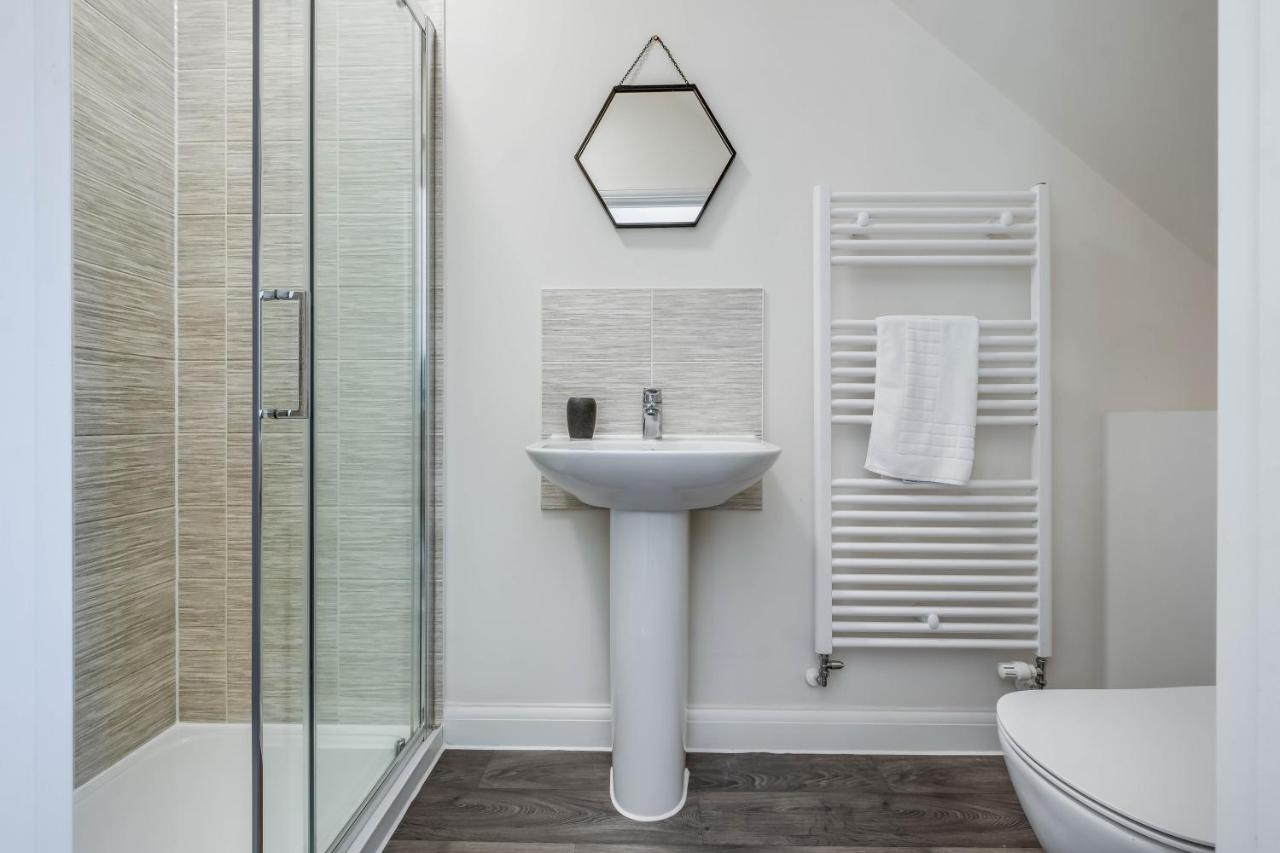 Beautiful And Comfortable Home Away From Home With Free Parking, Fast Wifi And White Crisp Hotel Standard Linen Hosted By Our Home Short Stays Northampton Bagian luar foto